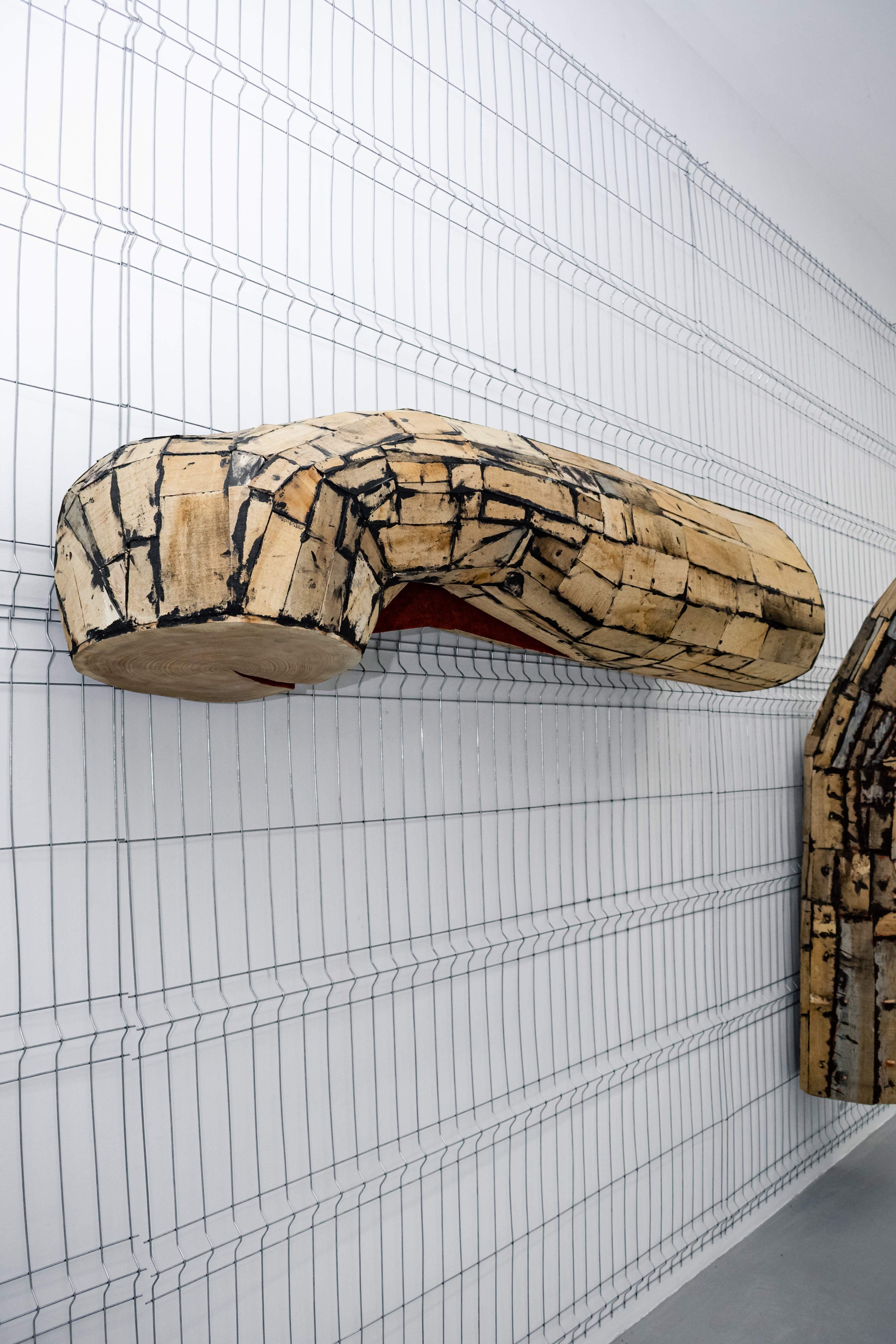 Mircea Roman, Trofeu Orizontal, 2023, Wood, 76 2/5 × 19 7/10 × 17 7/10 in | 194 × 50 × 45 cm